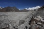 vlevo kopec Gokyo Ri, ledovec Ngozumpa